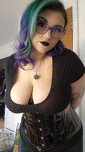 I was thinking about saving this corset look until tomorrow by tbh, I was just really excited to see what you guys think. I haven't worn a corset in so long, which is a shame because I have so many.'