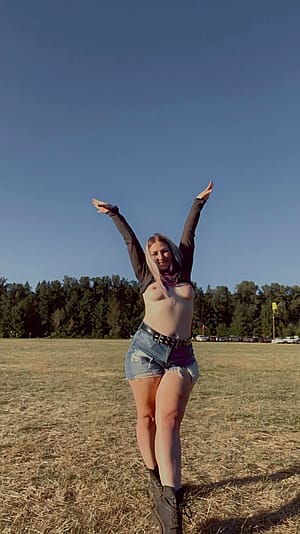 Hanging out at the fair where thousands of people saw me topless! This is why I love Oregon🖤'