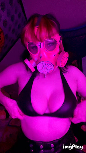 Would you rail a emo slut in a gas mask…💕'