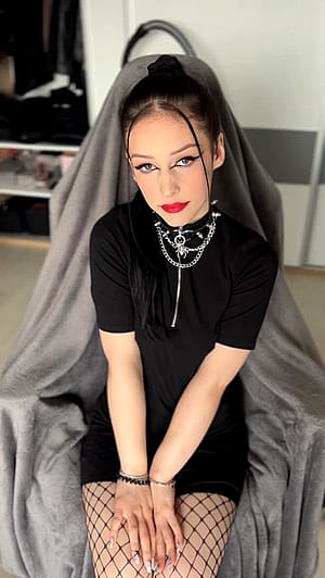 I need someone to make me his goth slut already😩'